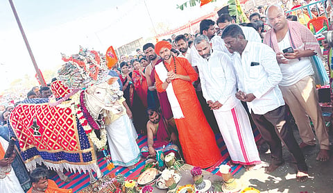ಮರಕುಂಬಿ ಗ್ರಾಮದಲ್ಲಿ ಶ್ರೀಚಕ್ರ ಸಮೇತ ಚಾಮುಂಡೇಶ್ವರಿ ಜಾತ್ರೆ ಅಂಗವಾಗಿ ಚಂಡಿಕಾಹೋಮ ಜರುಗಿತು. ಅಮರ ಸಿದ್ಧೇಶ್ವರ ಸ್ವಾಮೀಜಿ, ಧರ್ಮದರ್ಶಿ ಡಾ.ಜಿ.ಬಿ.ಮಲ್ಲೇಶ, ಜಿ.ಬಿ.ಬಾಬು, ಮಹಾಂತೇಶ ಕೌಜಲಗಿ ಇತರರಿದ್ದರು.