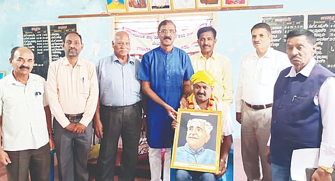 ಬೇಲೂರಿನ ಸರ್ಕಾರಿ ನೌಕರರ ಸಂಘದಲ್ಲಿ ಸರ್ಕಾರಿ ನಿವೃತ್ತ ನೌಕರರ ಸಂಘ ಹಾಗೂ ತಾಲೂಕು ಜಾನಪದ ಪರಿಷತ್‌ನಿಂದ ಆಯೋಜಿಸಿದ್ದ ಕಾರ್ಯಕ್ರಮದಲ್ಲಿ ಕಸಾಪ ಗೌರವ ಕಾರ್ಯದರ್ಶಿ ಬಿ.ಬಿ.ಶಿವರಾಜ್ ಅವರನ್ನು ಸನ್ಮಾನಿಸಲಾಯಿತು. 