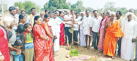 ತಾಲೂಕಿನ ಅಜ್ಜೇನಹಳ್ಳಿ ಗ್ರಾಮದಲ್ಲಿ ಕಾಂಕ್ರೀಟ್ ರಸ್ತೆ ಕಾಮಗಾರಿಗೆ ಶಾಸಕ ಎಚ್.ಕೆ.ಸುರೇಶ್ ಭೂಮಿ ಪೂಜೆ ನೆರವೇರಿಸಿದರು. ಗ್ರಾಪಂ ಅಧ್ಯಕ್ಷೆ ನವಿನಾ ಅಣ್ಣಪ್ಪ, ಗ್ರಾಮಸ್ಥರಾದ ನಾಗರಾಜ್ ಪರಮೇಶ್, ದೇವರಾಜ್, ಜಯಪ್ಪ, ಮಂಜುನಾಥ್, ನಾಗಮ್ಮ ಸೇರಿದಂತೆ ಇತರರಿದ್ದರು. 