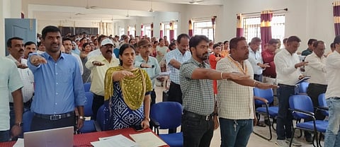 ಬೇಲೂರಿನ ವೈಡಿಡಿ ಸರ್ಕಾರಿ ಪ್ರಥಮ ದರ್ಜೆ ಕಾಲೇಜಿನಲ್ಲಿ ಆಯೋಜಿಸಿದ್ದ 2027ರ ಜನ ಗಣತಿಗಾಗಿ ನೇಮಕವಾಗಿರುವ ಮೇಲ್ವೀಚಾರಕರು, ಸಿಬ್ಬಂದಿ ಪ್ರತಿಜ್ಞಾ ವಿಧಿ ಸ್ವೀಕರಿಸಿದರು.