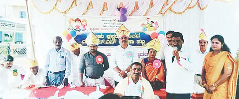 ಬೇಲೂರು ತಾಲೂಕಿನ ಹೆಬ್ಬಾಳು ಸರ್ಕಾರಿ ಕಿರಿಯ ಪ್ರಾಥಮಿಕ ಶಾಲಾ ಅವರಣ ಆಯೋಜಿಸಿದ್ದ ಹೆಬ್ಬಾಳು ಕ್ಲಸ್ಟರ್ ಮಟ್ಟದ ಕಲಿಕಾ ಹಬ್ಬ ಕಾರ್ಯಕ್ರಮದಲ್ಲಿ ಶಿಕ್ಷಕ ಮಾರುತಿ ಅವರನ್ನು ಸನ್ಮಾನಿಸಲಾಯಿತು. ಧ್ರುವಕುಮಾರಿ, ಅವಿನಾಶ್, ರಾಮೇಗೌಡ, ರಾಜಶೇಖರ ಮತ್ತು ರಮೇಶಪ್ಪ, ಶಿಕ್ಷಕರಾದ ಶಾಂತಮ್ಮ, ಶಾಂತೇಗೌಡ, ವಿಶ್ವೇಶ್ವರ್, ಜಯಣ್ಣ, ಜಗದೀಶ್, ಮಾರುತಿ, ಲೋಲಾಕ್ಷಮ್ಮ, ರುದ್ರೇಗೌಡ, ಚಂದ್ರಕಲಾ ಇತರರಿದ್ದರು.