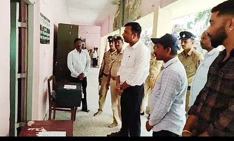 ಶ್ರೀ ಚನ್ನಕೇಶವಸ್ವಾಮಿ ಜಾತ್ರಾ ಮಹೋತ್ಸವ ಸಂಪನ್ನಗೊಂಡ ಬಳಿಕ ಖಜಾನೆಗೆ ಚಿನ್ನಾಭರಣಗಳನ್ನು ಮರಳಿಸಲಾಯಿತು. ತಹಸೀಲ್ದಾರ್ ಶ್ರೀಧರ್ ಕಂಕನವಾಡಿ, ಅಧಿಕಾರಿಗಳು, ಪೊಲೀಸರು ಇದ್ದರು.