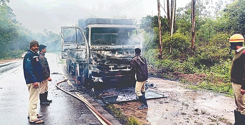  ಬೇಲೂರು ತಾಲೂಕಿನ ಹೆಬ್ಬಾಳು ಸಮೀಪದ ಬೇಲೂರು-ಹಳೇಬೀಡು ರಸ್ತೆಯಲ್ಲಿ ಸೋಮವಾರ ಕಲ್ಲಿದ್ದಲು ತುಂಬಿಕೊಂಡು ಸಾಗುತಿದ್ದ ಲಾರಿಯಲ್ಲಿ ಏಕಾಏಕಿ ಬೆಂಕಿ ಕಾಣಿಸಿಕೊಂಡ ಹಿನ್ನೆಲೆಯಲ್ಲಿ ಬೆಂಕಿ ನಂದಿಸುವಲ್ಲಿ ಮುಂದಾದ ಅಗ್ನಿಶಾಮಕ ದಳದ ಸಿಬ್ಬಂದಿ. 