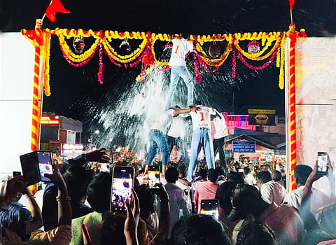 ಶ್ರೀಕೃಷ್ಣ ಜನ್ಮಾಷ್ಟಮಿ ಅಂಗವಾಗಿ ತಾಲೂಕು ಯಾದವ ಸಂಘದಿಂದ ಶ್ರೀ ಚನ್ನಕೇಶವ ದೇಗುಲ ಮುಂಭಾಗದಲ್ಲಿ ಆಯೋಜಿಸಿದ್ದ ಮಹೋತ್ಸವದಲ್ಲಿ ಯುವಕರು ಮೊಸರು ಕುಡಿಕೆ ಒಡೆದರು.