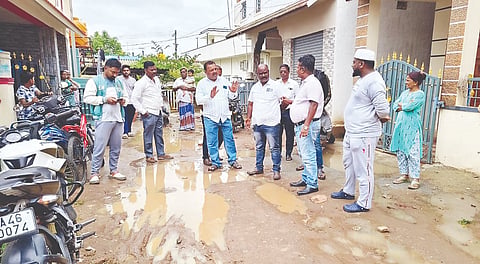 ಬೇಲೂರು ಪಟ್ಟಣದ 22ನೇ ವಾರ್ಡ್‌ನಲ್ಲಿ ರಸ್ತೆ ಕಾಮಗಾರಿ ನಿಲ್ಲಿಸಿರುವ ಸ್ಥಳಕ್ಕೆ ಪುರಸಭೆ ಅಧ್ಯಕ್ಷ ಅಕ್ರಂ ಷರೀಫ್ ಮತ್ತು ಸಿಬ್ಬಂದಿ ಸೋಮವಾರ ಭೇಟಿ ನೀಡಿ ಪರಿಶೀಲಿಸಿದರು. ಬಸವರಾಜ ಸಿಗ್ಗಾವಿ, ಜಗದೀಶ್, ಪ್ರಭಾಕರ್, ಮೋಹನ್ ಇದ್ದರು.