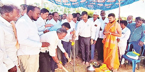 ಸೋಂಪುರ ಗ್ರಾಮ ಸಮೀಪ ಶ್ರೀ ಸಿದ್ಧರಾಮೇಶ್ವರ ಭೋವಿ ಸಮುದಾಯ ಭವನ ಕಾಮಗಾರಿಗೆ ಶಾಸಕ ಎಚ್.ಕೆ.ಸುರೇಶ್ ಭೂಮಿ ಪೂಜೆ ನೆರವೇರಿಸಿದರು. ರಂಗನಾಥ್, ಪರಮೇಶ್, ಶ್ರೀಧರ್ ಕಂಕನವಾಡಿ,  ಕೃಷ್ಣೇಗೌಡ, ಮಹೇಶ್, ರಮೇಶ್, ರಾಮಾಭೋವಿ, ದೇವರಾಜು ಇದ್ದರು.