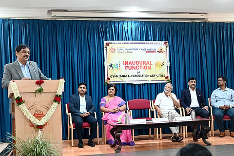 ಬೆಳಗಾವಿಯ ರಾಜಾ ಲಖಮಗೌಡ ವಿಜ್ಞಾನ ಕಾಲೇಜಿನಲ್ಲಿ ಗುರುವಾರ ಜರುಗಿದ ವಿವಿಧ ಚಟುವಟಿಕೆಗಳ ಉದ್ಘಾಟನೆಯಲ್ಲಿ  ಪ್ರೊ.ಸಿ.ಎಂ.ತ್ಯಾಗರಾಜ್ ಮಾತನಾಡಿದರು. ಲಿಂಗೌಡ ದೇಸಾಯಿ, ಡಾ.ಶಿವಾನಂದ ಬುಲಬಲಿ, ಡಾ.ಜ್ಯೋತಿ ಕವಳೇಕರ ಇತರರಿದ್ದರು. 
