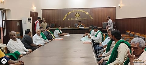 ಕಣಬರ್ಗಿಯಲ್ಲಿ ಭೂಸ್ವಾಧೀನಕ್ಕೆ ಸಂಬಂಧಿಸಿದ ರೈತರು ಮತ್ತು ಬುಡಾ ಮಧ್ಯೆ ಇರುವ ವಿವಾದ ಕುರಿತು ಜಿಲ್ಲಾಧಿಕಾರಿ ಮೊಹಮ್ಮದ್ ರೋಷನ್ ಸಭೆ ನಡೆಸಿದರು. ಶಿವಾಜಿ ಸುಂಠಕರ, ಪ್ರಕಾಶ ನಾಯಕ, ಬಬನ್ ಮಾಲಾಯಿ ಇತರರಿದ್ದರು.