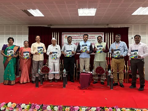 ಚಿಕ್ಕೋಡಿಯ ಬಸವಪ್ರಭು ಕೋರೆ ಕಾಲೇಜಿನಲ್ಲಿ ಗುರುವಾರ ವಾರ್ಷಿಕ ಪರಿಮಳ ಸಂಚಿಕೆ ಬಿಡುಗಡೆಗೊಳಿಸಲಾಯಿತು. ಸುಭಾಸ ಸಂಪಗಾವಿ, ರಾಜೇಶ ಬುರ್ಲಿ, ಎಸ್.ಎಸ್.ಕವಲಾಪುರೆ, ಎನ್.ಎಸ್.ವಂಟಮುತ್ತೆ, ಡಾ.ಬಿ.ಜಿ.ಕುಲಕರ್ಣಿ ಇತರರಿದ್ದರು. 