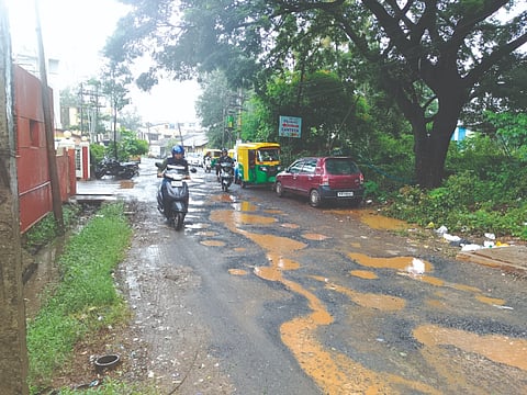 ಬೆಳಗಾವಿಯ ನ್ಯೂಗೂಡ್ಸ್ ಶೆಡ್ ರಸ್ತೆ ತುಂಬ ಗುಂಡಿಗಳು ಬಿದ್ದಿರುವುದು.