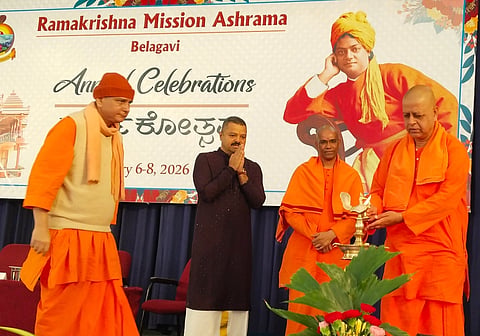 ಬೆಳಗಾವಿಯ ರಾಮಕೃಷ್ಣ ಮಿಷನ್ ಆಶ್ರಮದ ವಾರ್ಷಿಕೋತ್ಸವ ಪ್ರಯುಕ್ತ ಶುಕ್ರವಾರ ಆಯೋಜಿಸಿದ್ದ ಯುವ ಸಮ್ಮೇಳನದಲ್ಲಿ ಸ್ವಾಮಿ ಆತ್ಮಶ್ರದ್ಧಾನಂದಜಿ ದೀಪ ಬೆಳಗಿದರು. 