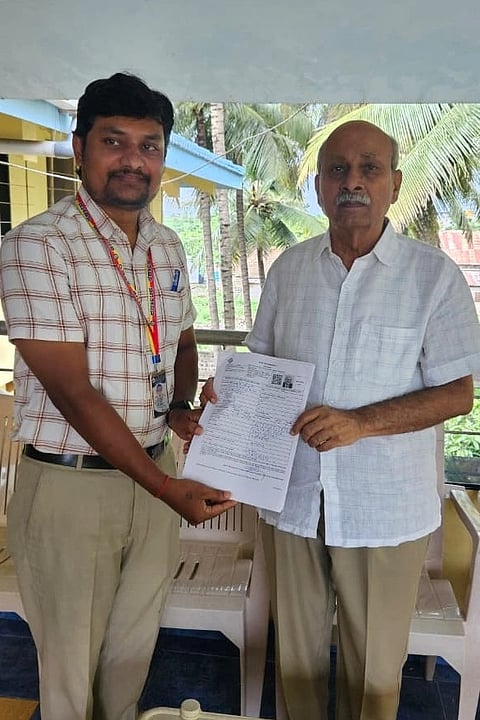 ಚಿಕ್ಕೋಡಿ ತಾಲೂಕಿನ ಅಂಕಲಿಯಲ್ಲಿ ಸೋಮವಾರ ಡಾ.ಪ್ರಭಾಕರ ಕೋರೆ ಎಸ್‌ಐಆರ್ ಸಮೀಕ್ಷೆಯ ಬಿಎಲ್‌ಒಗೆ ಮಾಹಿತಿ ಒದಗಿಸಿದರು.