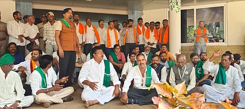 ಬೆಳಗಾವಿ ಅರಣ್ಯ ಕಚೇರಿ ಎದುರು ಶುಕ್ರವಾರ ಪ್ರತಿಭಟಿಸಿದ ವಿವಿಧ ಸಂಘಟನೆಗಳವರು ಬಡಾಲ ಅಂಕಲಗಿ ಗ್ರಾಮದಲ್ಲಿ ಮರಗಳ ಹನನ ಖಂಡಿಸಿದರು. 