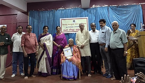 ಬೆಳಗಾವಿಯಲ್ಲಿ ಸೋಮವಾರ ರಂಗಸೃಷ್ಟಿ ಸಂಸ್ಥೆಯಿಂದ ಪ್ರಸಕ್ತ ಸಾಲಿನ ರಂಗಗೌರವವನ್ನು ನಿರ್ಮಲಾ ಪ್ರಕಾಶಗೆ ಪ್ರದಾನ ಮಾಡಲಾಯಿತು. ಎಲ್.ಎಸ್.ಶಾಸ್ತ್ರಿ, ಜ್ಯೋತಿ ಬದಾಮಿ, ಶಿರೀಷ ಜೋಶಿ, ಎಂ.ಕೆ.ಹೆಗಡೆ ಇತರರಿದ್ದರು.
