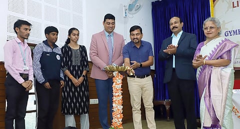 ಬೆಳಗಾವಿ ಕೆಎಲ್ಇ ಸಂಸ್ಥೆಯ ಲಿಂಗರಾಜ ಕಾಲೇಜಿನ ಕ್ರೀಡಾ ಹಾಗೂ ಸಾಂಸ್ಕೃತಿಕ ಚಟುವಟಿಕೆಗಳನ್ನು ಡಾ.ಸಿದ್ದು ಹುಲ್ಲೊಳ್ಳಿ ಉದ್ಘಾಟಿಸಿದರು. ಡಾ.ಎಚ್.ಎಸ್.ಮೇಳಿನಮನಿ, ಗಿರಿಜಾ ಹಿರೇಮಠ, ಸಾರಿಕಾ ನಾಗರೆ, ಡಾ.ಸಿ.ರಾಮರಾವ್ ಇತರರಿದ್ದರು.