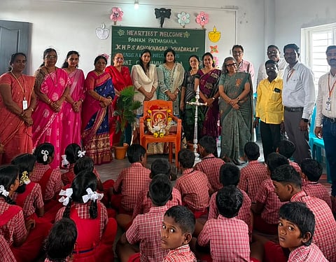 ಚಿಕ್ಕೋಡಿ ತಾಲೂಕಿನ ಖಡಕಲಾಟ ಶಾಲೆಯಲ್ಲಿ ಗುರುವಾರ ರಾಣಿ ಚನ್ನಮ್ಮ ಮಹಿಳಾ ಸಹಕಾರ ಬ್ಯಾಂಕಿನ 30ನೇ ವರ್ಷಾಚರಣೆ ಪ್ರಯುಕ್ತ ಏರ್ಪಡಿಸಿದ್ದ ಶೈಕ್ಷಣಿಕ ಹಾಗೂ ಗಣಕಯಂತ್ರ ಸಾಮಗ್ರಿ ದೇಣಿಗೆ ವಿತರಣೆ ಸಮಾರಂಭದಲ್ಲಿ ಡಾ.ಪ್ರೀತಿ ದೊಡವಾಡ, ರೂಪಾ ಮುನವಳ್ಳಿ, ಅರುಂಧತಿ ಪಟ್ಟೇದ, ಗೌರಿ ಮಾಂಜರೇಕರ, ಕೀರ್ತಿ ಮೆಟಗುಡ್ಡ, ಬೀನಾ ಆಚಾರ್, ಸೀಮಾ ಬಾಗೇವಾಡಿ, ಡಾ.ಸುವರ್ಣಲತಾ ಬನ್ಸೋಡೆ ಇತರರಿದ್ದರು.