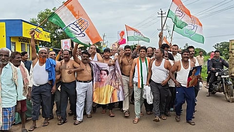 ಶಾಸಕಿ ಲಕ್ಷ್ಮೀ ಹೆಬ್ಬಾಳ್ಕರ್‌ಗೆ ಸಚಿವ ಸ್ಥಾನ ನೀಡಲು ಆಗ್ರಹಿಸಿ ಬೆಳಗಾವಿ ತಾಲೂಕಿನ ಬಡಸ ಕೆಎಚ್ ಕ್ರಾಸ್ ಬಳಿ ಬೆಂಬಲಿಗರು ಗುರುವಾರ ಅರೆಬೆತ್ತಲೆ ಪ್ರತಿಭಟನೆ ನಡೆಸಿದರು. ಮನ್ಸೂರ್‌ಅಲಿ ಅತ್ತಾರ, ಅಶೋಕ ಅಂಗಡಿ, ಪರ್ವತಗೌಡ ಪಾಟೀಲ, ರಮೇ ಮೇಳೆದ, ಪ್ರಕಾಶ ಪಾಟೀಲ ಇತರರಿದ್ದರು.