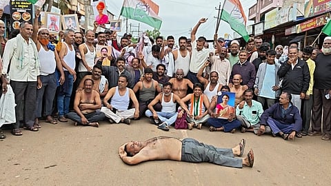ಶಾಸಕಿ ಲಕ್ಷ್ಮೀ ಹೆಬ್ಬಾಳ್ಕರಗೆ ಸಚಿವ ಸ್ಥಾನ ನೀಡಲು ಆಗ್ರಹಿಸಿ ಬೆಳಗಾವಿ ತಾಲೂಕಿನ ಬಡಸ ಕೆ.ಎಚ್. ಕ್ರಾಸ್ ಬಳಿ ಬೆಂಬಲಿಗರು ಅರೆಬೆತ್ತಲೆ ಪ್ರತಿಭಟನೆ ನಡೆಸಿದರು. ಮನ್ಸೂರ್ ಅತ್ತಾರ, ಅಶೋಕ ಅಂಗಡಿ, ಪರ್ವತಗೌಡ ಪಾಟೀಲ, ರವಿ ಮೇಳೇದ ಇತರರಿದ್ದರು.