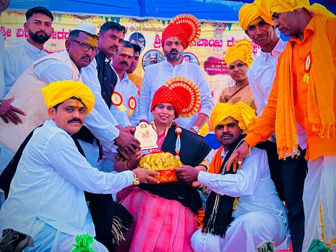 ಬೆಳಗಾವಿ ತಾಲೂಕಿನ ಕೊಂಡಸಕೊಪ್ಪ ಗ್ರಾಮದಲ್ಲಿ ಶುಕ್ರವಾರ ಸಚಿವೆ ಲಕ್ಷ್ಮೀ ಹೆಬ್ಬಾಳ್ಕರ್‌ಗೆ ಗ್ರಾಮಸ್ಥರು ಚಿನ್ನದ ಸರದ ಸಮೇತ ಸನ್ಮಾನಿಸಿದರು.