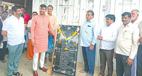 ಗುರುಮಠಕಲ್​ ಮತೇತ್ರದ ಎಲ್ಹೇರಿ ಗ್ರಾಮದಲ್ಲಿ 1 ಕೋಟಿ ರೂ. ವೆಚ್ಚದ ರಸ್ತೆ ಹಾಗೂ ವಿವಿಧ ಅಭಿವೃದ್ಧಿ ಕಾಮಗಾರಿಗೆ ಶಾಸಕ ಶರಣಗೌಡ ಕಂದಕೂರ ಶಂಕುಸ್ಥಾಪನೆ ನೆರವೇರಿಸಿದರು.
