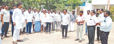 ಗುರುಮಠಕಲ್​ ತಾಲೂಕಿನ ಕಂದಕೂರ ಗ್ರಾಮದ ಸರ್ಕಾರಿ ಪ್ರೌಢಶಾಲೆಗೆ ಗುರುವಾರ ಶಾಸಕ ಶರಣಗೌಡ ಕಂದಕೂರ ಭೇಟಿ ನೀಡಿ ಪರಿಶೀಲಿಸಿದರು. ಡಿಡಿಪಿಯು ಪಂಡಿತರಾವ್​ ಪವಾರ, ಬಿಇಒ ವೀರಣ್ಣ ಕನ್ನಳ್ಳಿ ಇತರರಿದ್ದರು.