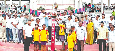 ಗುರುಮಠಕಲ್ ತಾಲೂಕು ಕ್ರೀಡಾಂಗಣದಲ್ಲಿ ಗುರುವಾರ ಹಮ್ಮಿಕೊಂಡ ಪ್ರಾಥಮಿಕ ಹಾಗೂ ಪ್ರೌಢಶಾಲಾ ವಿದ್ಯಾರ್ಥಿಗಳ ಹೋಬಳಿ ಮಟ್ಟದ ಕ್ರೀಡಾಜ್ಯೋತಿಯನ್ನು ಸರ್ಕಾರಿ ನೌಕರರ ಸಂಘದ ಅಧ್ಯಕ್ಷ ಸಂತೋಷಕುಮಾರ ನೀರೆಟಿ ಸ್ವೀಕರಿಸಿ ಮಾತನಾಡಿದರು. ಮಲ್ಲಿಕಾರ್ಜುನ ಸಂಗ್ವಾರ, ಅನೀಲ ಕುಮಾರ, ಶಿಕ್ಷಣ ಸಂಯೋಜಕ ರವೀಂದ್ರ ಚವ್ಹಾಣ್, ಬಿಆರ್‌ಪಿ ಚಂದು ಜಾಧವ್, ಲಕ್ಷ್ಮೀಕಾಂತರೆಡ್ಡಿ, ನಾಗರೆಡ್ಡಿ ನಜರಾಪುರ ಇತರರಿದ್ದರು.