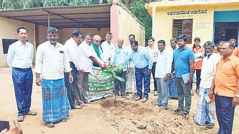 ನಿಟ್ಟೂರು ಪ್ರೌಢಶಾಲೆ ಆವರಣದಲ್ಲಿ ಗಣ್ಯರು ಸಸಿ ನೆಟ್ಟು ಪರಿಸರ ದಿನ ಆಚರಿಸಿದರು. ಜೋಗಿಗೌಡ, ರಂಗೇಗೌಡ, ರಾಜಣ್ಣ, ಮುಖ್ಯ ಶಿಕ್ಷಕ ಕೆ.ಎಲ್. ದೇವರಾಜು, ತಿಮ್ಮರಾಜು, ಪಿಡಿಒ ನಟೇಶ್, ಅಶೋಕ, ಅರ್ಜುನ್, ಶಿಕ್ಷಕ ಶಿವಲಿಂಗೇಗೌಡ ಇತರರು ಇದ್ದರು.