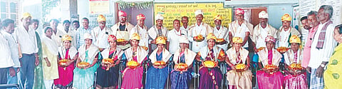 ಹಲಗೂರು ಸಮೀಪದ ಬ್ಯಾಡರಹಳ್ಳಿ ಗ್ರಾಮ ಪಂಚಾಯಿತಿಯಲ್ಲಿ ಬೀಳ್ಕೊಡುಗೆ ಸಮಾರಂಭ ಆಯೋಜಿಸಲಾಗಿತ್ತು. ಗ್ರಾಮಾಭಿವೃದ್ಧಿ ಅಧಿಕಾರಿ ಕೆ.ಲಿಂಗಯ್ಯ, ಗ್ರಾಮ ಪಂಚಾಯಿತಿ ಸದಸ್ಯ ರಮೇಶ್, ಅಲುಮೇಲಮ್ಮ, ದಾಸ ಭೋವಿ, ಕಾಳರಾಜು,ಜಿ.ಎಸ್.ಪ್ರಕಾಶ್ , ಸಂತೋಷ್ ಇತರರು ಇದ್ದರು.