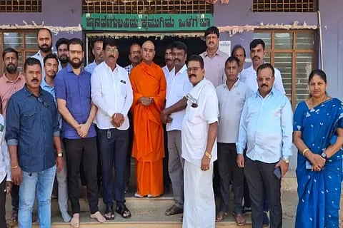 ಹೊಸನಗರದ ಒಕ್ಕಲಿಗರ ಸಂಘದ ಸಭಾಭವನಕ್ಕೆ ಭೇಟಿ ನೀಡಿದ್ದ ಶ್ರೀ ನಾದಮಯಾನಂದನಾಥ ಸ್ವಾಮೀಜಿ. ಹಾಲಗದ್ದೆ ಉಮೇಶ್, ಜಯಶೀಲಪ್ಪ ಗೌಡ, ರತ್ನಾಕರ್, ದಿನೇಶ್ ಇತರರಿದ್ದರು.