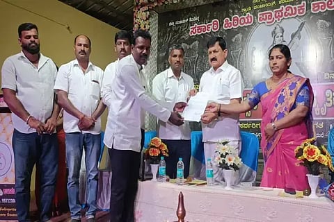 ಹೊಸನಗರ ತಾಲೂಕಿನ ಕರಿಮನೆ ಪ್ರಾಥಮಿಕ ಶಾಲೆಗೆ ಅಗತ್ಯವಿರುವ ಮೂಲ ಸೌಲಭ್ಯಗಳ ಕುರಿತು ಶಾಸಕ ಆರಗ ಜ್ಞಾನೇಂದ್ರ ಅವರಿಗೆ ಮನವಿ ಸಲ್ಲಿಸಲಾಯಿತು. ದೇವಮ್ಮ ಗೋಪಾಲ್, ಉಮೇಶ್, ರಮೇಶ ಇತರರಿದ್ದರು.