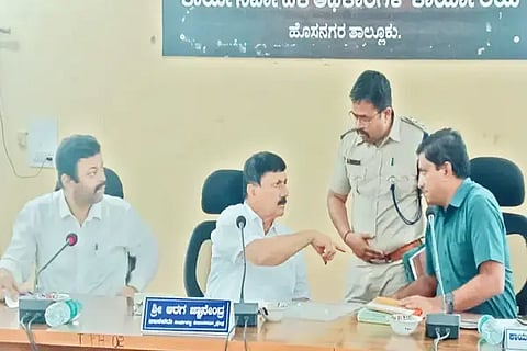ಹೊಸನಗರ ತಾಪಂ ಸಭಾಂಗಣದಲ್ಲಿ ಏರ್ಪಡಿಸಿದ್ದ ಕೆಡಿಪಿ ಸಭೆಯಲ್ಲಿ ಶಾಸಕ ಆರಗ ಜ್ಞಾನೇಂದ್ರ ಮಾತನಾಡಿದರು. ಭರತ್‌ರಾಜ್, ನರೇಂದ್ರಕುಮಾರ್, ಸಂತೋಷ್ ಇದ್ದರು.