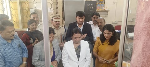 ಹಾಸನ ಜಿಲ್ಲಾಧಿಕಾರಿ ಕಚೇರಿಯಲ್ಲಿ ಉಚಿತ ಕಾನೂನು ಸಲಹಾ ಕೇಂದ್ರವನ್ನು ಜಿಲ್ಲಾ ಕಾನೂನು ಸೇವಾ ಪ್ರಾಧಿಕಾರ ಅಧ್ಯಕ್ಷರಾದ ಹೇಮಾವತಿ ಉದ್ಘಾಟಿಸಿದರು. ಲತಾ ಕುಮಾರಿ, ಶುಭನ್ವಿತ, ದಾಕ್ಷಾಯಿಣಿ, ಅಪರ ಜಿಲ್ಲಾಧಿಕಾರಿ ಜಗದೀಶ್ ಗಂಗಣ್ಣನವರ್ ಇತರರಿದ್ದರು.