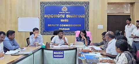 ಜಿಲ್ಲಾಧಿಕಾರಿ ಕಚೇರಿ ಸಭಾಂಗಣದಲ್ಲಿ ಶುಕ್ರವಾರ ರೈಲ್ವೆ ಸಂಬಂಧಿತ ಯೋಜನೆಗಳಿಗೆ ಭೂಸ್ವಾಧೀನ ಹಾಗೂ ರಾಷ್ಟ್ರೀಯ ಹೆದ್ದಾರಿ ಪ್ರಗತಿ ಪರಿಶೀಲನಾ ಸಭೆಯಲ್ಲಿ ಸಂಸದ ಶ್ರೇಯಸ್ ಪಟೇಲ್ ಮಾತನಾಡಿದರು. ಜಿಲ್ಲಾಧಿಕಾರಿ ಕೆ.ಎಸ್.ಲತಾ ಕುಮಾರಿ, ಅಪರ ಜಿಲ್ಲಾಧಿಕಾರಿ ಜಗದೀಶ್ ಗಂಗಣ್ಣನವರ್ ಹಾಗೂ ರಾಷ್ಟ್ರೀಯ ಹೆದ್ದಾರಿ ಪ್ರಾಧಿಕಾರ ಅಧಿಕಾರಿಗಳು ಹಾಗೂ ರೈಲ್ವೆ ಇಲಾಖೆಯ ಅಧಿಕಾರಿಗಳು ಇದ್ದರು.