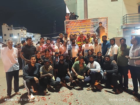 ಭಾರತೀಯ ಸೇನೆಯಲ್ಲಿ ಸೇವೆ ಸಲ್ಲಿಸಿ ನಿವೃತರಾದ ದಾಸರಕೊಪ್ಪಲು ಗ್ರಾಮದ ಸಣ್ಣೇಗೌಡ ಅವರಿಗೆ ಗ್ರಾಮಸ್ಥರು ಸನ್ಮಾನಿಸಿ ಗೌರವಿಸಿದರು. 