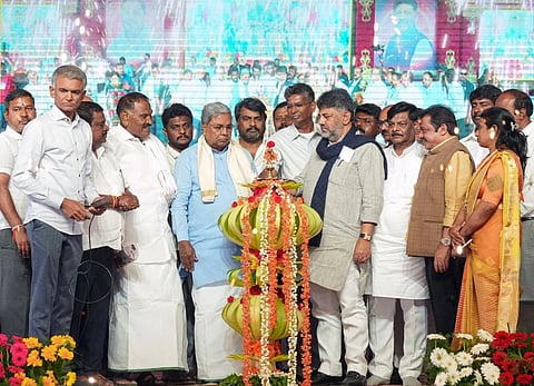 ಹಾಸನ ನಗರದ ಇಂಜಿನಿಯರಿಂಗ್ ಕಾಲೇಜು ಆವರಣದಲ್ಲಿ ಶನಿವಾರ ಆಯೋಜಿಸಿದ್ದ ಸರ್ಕಾರದ ಸೇವೆಗಳ ಸಮರ್ಪಣಾ ಸಮಾವೇಶವನ್ನು ಮುಖ್ಯಮಂತ್ರಿ ಸಿದ್ದರಾಮಯ್ಯ ಉದ್ಘಾಟಿಸಿದರು. ಉಪಮುಖ್ಯಮಂತ್ರಿ ಡಿ.ಕೆ.ಶಿವಕುಮಾರ್, ಡಾ.ಎಚ್.ಸಿ ಮಹದೇವಪ್ಪ, ಸತೀಶ್ ಜಾರಕಿಹೊಳಿ, ಜಮೀರ್ ಅಹಮದ್ ಖಾನ್, ಸಿ.ಎನ್.ಬಾಲಕೃಷ್ಣ, ಎಚ್.ಕೆ.ಸುರೇಶ್, ಸಿಮೆಂಟ್ ಮಂಜು, ಡಿಸಿ ಲತಾಕುಮಾರಿ ಇತರರಿದ್ದರು.