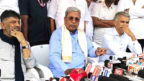 ಹಾಸನ ನಗರದಲ್ಲಿ ಸುದ್ದಿಗಾರರೊಂದಿಗೆ ಮುಖ್ಯಮಂತ್ರಿ ಸಿದ್ದರಾಮಯ್ಯ ಮಾತನಾಡಿದರು., 