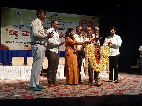 ಹಾಸನ ಜಿಲ್ಲಾಡಳಿತ, ಕನ್ನಡ ಮತ್ತು ಸಂಸ್ಕೃತಿ ಇಲಾಖೆ ವತಿಯಿಂದ ಆಯೋಜಿಸಿದ್ದ ವಿಶ್ವ ಮಾನವ ದಿನಾಚರಣೆ ಕಾರ್ಯಕ್ರಮವನ್ನು ಗಣ್ಯರು ಉದ್ಘಾಟಿಸಿದರು. ಡಿಸಿ ಕೆ.ಎಸ್.ಲತಾ ಕುಮಾರಿ, ಎಚ್.ಎಲ್.ಮಲ್ಲೇಶ್ ಗೌಡ, ಬೆಟ್ಟೆಗೌಡ, ತಾರಾನಾಥ್, ಬೊಮ್ಮೇಗೌಡ ಇತರರಿದ್ದರು.