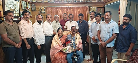 ಜಾನಪದ ವಿದ್ವಾಂಸ, ಸಾಹಿತಿ, ಸಂಶೋಧಕ ಹಾಗೂ ಶಿಕ್ಷಣ ಕ್ಷೇತ್ರದಲ್ಲೂ ಛಾಪು ಮೂಡಿಸಿರುವ ಹಂಪನಹಳ್ಳಿ ತಿಮ್ಮೇಗೌಡ ಅವರ ದಾಸ ಒಕ್ಕಲಿಗ ಸಂಶೋಧನಾ ಕೃತಿಗೆ ಸಾಹಿತ್ಯ ಅಕಾಡೆಮಿ ಪ್ರಶಸ್ತಿ ಲಭಿಸಿರುವ ಹಿನ್ನೆಲೆ, ಜಿಲ್ಲಾ ಸಾಹಿತ್ಯ ಬಳಗದ ವತಿಯಿಂದ ಸನ್ಮಾನಿಸಿ ಗೌರವಿಸಲಾಯಿತು. ಕೊಟ್ರೇಶ್ ಉಪ್ಪಾರ್, ಚಲಂ, ರವಿ ನಾಕಲಗೂಡು, ಬಾ.ನಂ.ಲೋಕೇಶ್ ಇತರರಿದ್ದರು.