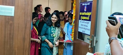 ಸಮಾಜ ಕಲ್ಯಾಣ ಇಲಾಖೆಯ ಬಾಲಕಿಯರ ವಿದ್ಯಾರ್ಥಿ ನಿಲಯದಲ್ಲಿ ಶುಕ್ರವಾರ ಸ್ಪರ್ಧಾತ್ಮಕ ತರಬೇತಿ ಕೇಂದ್ರ ಮತ್ತು ಡಿಜಿಟಲ್ ಕ್ಲಾಸ್ ರೂಂನ್ನು ಡಿಸಿ ಲತಾ ಕುಮಾರಿ ಮಾತನಾಡಿದರು. ಅಪರ ಜಿಲ್ಲಾಧಿಕಾರಿ ಜಗದೀಶ್ ಗಂಗಣ್ಣನವರ್, ಜಿಲ್ಲಾ ಸಮಾಜ ಕಲ್ಯಾಣ ಇಲಾಖೆಯ ಉಪ ನಿರ್ದೇಶಕ ದೂದ್ ಪೀರ್, ತಹಸೀಲ್ದಾರ್ ಗೀತಾ ಇತರರಿದ್ದರು. 