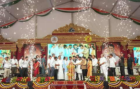 ಸರ್ಕಾರದ ಸೇವೆಗಳ ಸಮರ್ಪಣಾ ಸಮಾವೇಶವನ್ನು ಗಣ್ಯರು ಉದ್ಘಾಟಿಸಿದರು. ಸಿಎಂ. ಸಿದ್ದರಾಮಯ್ಯ, ಡಿಸಿಎಂ ಡಿ.ಕೆ. ಶಿವಕುಮಾರ್, ಸತೀಶ್ ಜಾರಕಿಹೊಳಿ, ಜಮೀರ್ ಅಹಮದ್ ಖಾನ್, ಡಾ. ಎಚ್.ಸಿ. ಮಹದೇವಪ್ಪ, ಶ್ರೇಯಸ್ ಎಂ. ಪಟೇಲ್, ಎಚ್.ಕೆ. ಸುರೇಶ್, ಡಾ.ಸಿ.ಎನ್.ಬಾಲಕೃಷ್ಣ, ಸಿಮೆಂಟ್ ಮಂಜು ಇತರರಿದ್ದರು.