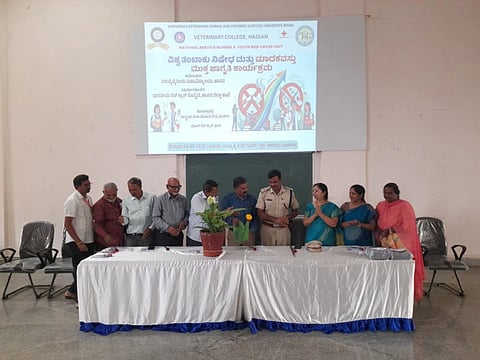 ಹಾಸನದಲ್ಲಿ ವಿಶ್ವ ತಂಬಾಕು ನಿಷೇಧ ದಿನಾಚರಣೆ ಅಂಗವಾಗಿ ಮಾದಕ ವ್ಯಸನ ಮುಕ್ತ ಅರಿವು ಹಾಗೂ ಕಾನೂನು ಪರಿಪಾಲನೆ ಕುರಿತು ವಿಶೇಷ ಅರಿವು ಕಾರ್ಯಕ್ರಮವನ್ನು ಆಯೋಜಿಸಲಾಗಿತ್ತು. ಉಪ ಪೊಲೀಸ್ ಅಧೀಕ್ಷ ಗಂಗಾಧರ್, ಜೆ.ಮಮತಾ, ಬಿ.ಆರ್. ಉದಯ್ ಕುಮಾರ್, ಡಾ.ರಂಗಲಕ್ಷ್ಮೀ ಇತರರಿದ್ದರು.