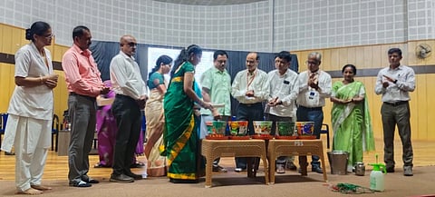  ರಾಜೀವ್ ಗಾಂಧಿ ಆರೋಗ್ಯ ವಿಜ್ಞಾನಗಳ ವಿಶ್ವವಿದ್ಯಾಲಯ, ವೈದ್ಯಕೀಯ ವಿಜ್ಞಾನಗಳ ಸಂಸ್ಥೆ, ರಾಷ್ಟ್ರೀಯ ಸೇವಾ ಯೋಜನೆ, ಇಕೋ ಕ್ಲಬ್, ಹಿಮ್ಸ್, ಕರ್ನಾಟಕ ಮೆಡಿಸಿನಲ್ ಪ್ಲಾನ್ಟ್ ಹಾಗೂ ಆಕ್ರೂಡ್ ಸಂಸ್ಥೆ  ಸಹಯೋಗದಲ್ಲಿ ಹಿಮ್ಸ್ ಸಂಸ್ಥೆಯಲ್ಲಿ ಆಯೋಜಿಸಿದ್ದ ಲಾಗಿದ್ದ ವಿಶ್ವ ಪರಿಸರ ದಿನಾಚರಣೆ ಕಾರ್ಯಕ್ರಮವನ್ನು ಗಣ್ಯರು ಉದ್ಘಾಟಿಸಿದರು. ಡಾ.ಪ್ರಹ್ಲಾದ್ ರಾವ್, ಡಾ. ಬಿ.ರಾಜಣ್ಣ, ಡಾ.ಸಿ.ವಿ.ಕವಿತಾ,  ಡಾ.ಎಚ್.ಕೆ. ಪುಷ್ಪಾ ಇತರರಿದ್ದರು.