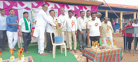 ಕಟಕೋಳ ಗ್ರಾಮದಲ್ಲಿ ಹಮ್ಮಿಕೊಂಡಿದ್ದ ಕಟಕೋಳ ಕ್ಲಸ್ಟರ್ ಮಟ್ಟದ ಕ್ರೀಡಾಕೂಟವನ್ನು ಗಣ್ಯರು ಉದ್ಘಾಟಿಸಿದರು. ಮಹಾದೇವ ಆತಾರ, ಎಸ್.ಎಸ್.ಢವಣ, ಬಿ.ಎ.ದೇಸಾಯಿ, ಬಸವರಾಜ ಹಲಗತ್ತಿ ಇತರರಿದ್ದರು.
