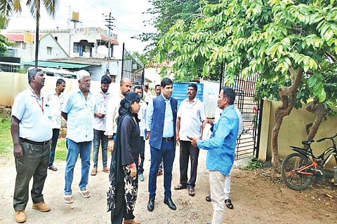 ಕಡೂರಿನ ಸಖರಾಯಪಟ್ಟಣದಲ್ಲಿ ಎಸ್‌ಐಆರ್ ಪ್ರಗತಿಯಲ್ಲಿ ಕುಂಠಿತವಾಗಿರುವ ಮತಗಟ್ಟೆ ಪ್ರದೇಶಕ್ಕೆ ಜಿಲ್ಲಾಧಿಕಾರಿ ಭಂವರ್‌ಸಿಂಗ್ ಮೀನಾ ಭೇಟಿ ನೀಡಿ ಮ್ಯಾಪಿಂಗ್ ಪರಿಶೀಲಿಸಿದರು. ತಹಸೀಲ್ದಾರ್ ಸಿ.ಎಸ್.ಪೂರ್ಣಿಮಾ ಹಾಗೂ ಬಿಎಲ್‌ಒ ಅಧಿಕಾರಿಗಳು ಇದ್ದರು.