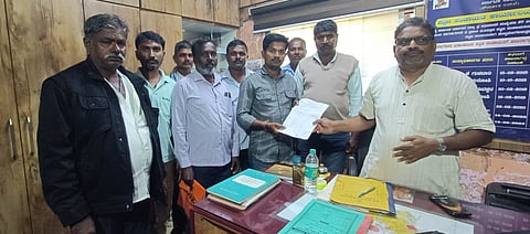 ಅರಿಶಿಣ ಕೆರೆಯಲ್ಲಿ ಸಾವಿರಾರು ಮೀನುಗಳು ಮೃತಪಟ್ಟಿದ್ದು, ಕೂಡಲೇ ಪರಿಹಾರ ನೀಡಬೇಕೆಂದು ಆಗ್ರಹಿಸಿ ಮೀನುಗಾರರು ಚನ್ನಮ್ಮನ ಕಿತ್ತೂರು ಪಟ್ಟಣದಲ್ಲಿ ಪಪಂ ಮುಖ್ಯಾಧಿಕಾರಿ ಮಲ್ಲಯ್ಯ ಹಿರೇಮಠಗೆ ಮನವಿ ಸಲ್ಲಿಸಿದರು. ಜಿತೇಂದ್ರ ಕಟ್ಟಿಮನಿ, ಪುಂಡಲೀಕ ಯಕ್ಕುಂಡಿ, ಮಡವಾಳಿ ಕಟ್ಟಿಮನಿ ಇತರರಿದ್ದರು.