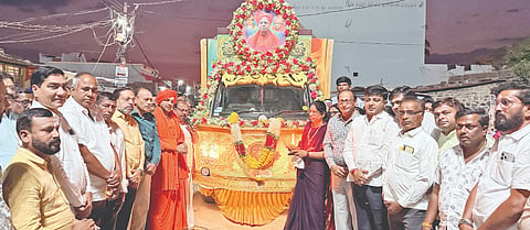 ಕಮಲನಗರದ ಬಸವೇಶ್ವರ ವೃತ್ತದಲ್ಲಿ ಭಾನುವಾರ ಶ್ರೀ ಡಾ.ಬಸವಲಿಂಗ ಪಟ್ಟದ್ದೇವರ ಅಮೃತ ಮಹೋತ್ಸವ ನಿಮಿತ್ತ ಸಂಚರಿಸುತ್ತಿರುವ ಬಸವಜ್ಯೋತಿ ಯಾತ್ರೆ ಪ್ರಚಾರ ರಥಕ್ಕೆ ಮುಖಂಡ ಪ್ರಕಾಶ ಟೊಣ್ಣೆ ಚಾಲನೆ ನೀಡಿದರು. ಶ್ರೀ ಗುರುಬಸವ ಪಟ್ಟದ್ದೇವರು, ಪೊ.ಎಸ್​.ಎನ್​.ಶಿವಣಕರ, ಪ್ರವಿಣ ಪಾಟೀಲ್​, ಗುರುಶಾಂತ ಶಿವಣಕರ, ಶಿವಕುಮಾರ ಝುಲ್ಪೆ, ಸಂತೋಷ ಬಿರಾದಾರ, ಚಂದ್ರಕಾಂತ ಸಂಗಮೆ, ಪ್ರಕಾಶ ಮಾನಕರಿ ಇತರರಿದ್ದರು.