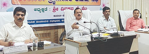 ಕುಮಟಾ ತಾಪಂ ಸಭಾಭವನದಲ್ಲಿ ಶಾಸಕ ದಿನಕರ ಶೆಟ್ಟಿ ಅಧ್ಯಕ್ಷತೆಯಲ್ಲಿ ಕೆಡಿಪಿ ಸಭೆ ನಡೆಯಿತು. ಇಒ ರಾಜೇಂದ್ರ ಭಟ್, ಆಡಳಿತಾಧಿಕಾರಿ ಪ್ರಕಾಶ ಹಾಲಮ್ಮನವರ, ತಹಸೀಲ್ದಾರ್ ಶ್ರೀಕೃಷ್ಣ ಕಾಮಕರ ಇದ್ದರು. 