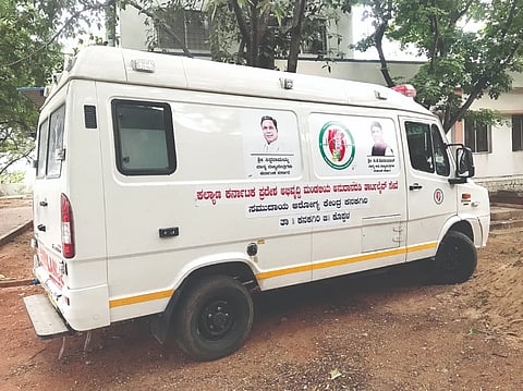 ಕನಕಗಿರಿ ಸಮುದಾಯ ಆರೋಗ್ಯ ಕೇಂದ್ರದ ಆಂಬುಲೆನ್ಸ್‌ಗೆ ಅಳವಡಿಸಲಾದ ಸ್ಟಿಕರ್‌ನಲ್ಲಿ ಸಿಎಂ ಸಿದ್ದರಾಯಮ್ಮ, ಡಿಸಿಎಂ ಡಿ.ಕೆ. ಶಿವಕುಮಾರ್ ಎಂದೇ ಉಳಿದುಕೊಂಡಿರುವುದು.