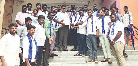ಕನಕಗಿರಿಯಲ್ಲಿ ತಹಸೀಲ್ದಾರ್ ಚಂದ್ರಶೇಖರ ಗಾಳಿಗೆ ಮಾದಿಗ ಮಹಾಸಭಾ ತಾಲೂಕು ಘಟಕ ಗುರುವಾರ ಮನವಿ ಸಲ್ಲಿಸಿತು. ಪಪಂ ಸದಸ್ಯ ಹನುಮಂತ ಬಸರಿಗಿಡ, ಪ್ರಮುಖರಾದ ಕನಕಪ್ಪ ಮ್ಯಾಗಡೆ, ಹುಲಗಪ್ಪ ಪೂಜಾರ, ಮಂಜುನಾಥ ಮ್ಯಾಗಡೆ ಇತರರಿದ್ದರು.