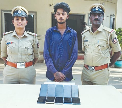 Accused arrested for mobile phone theft